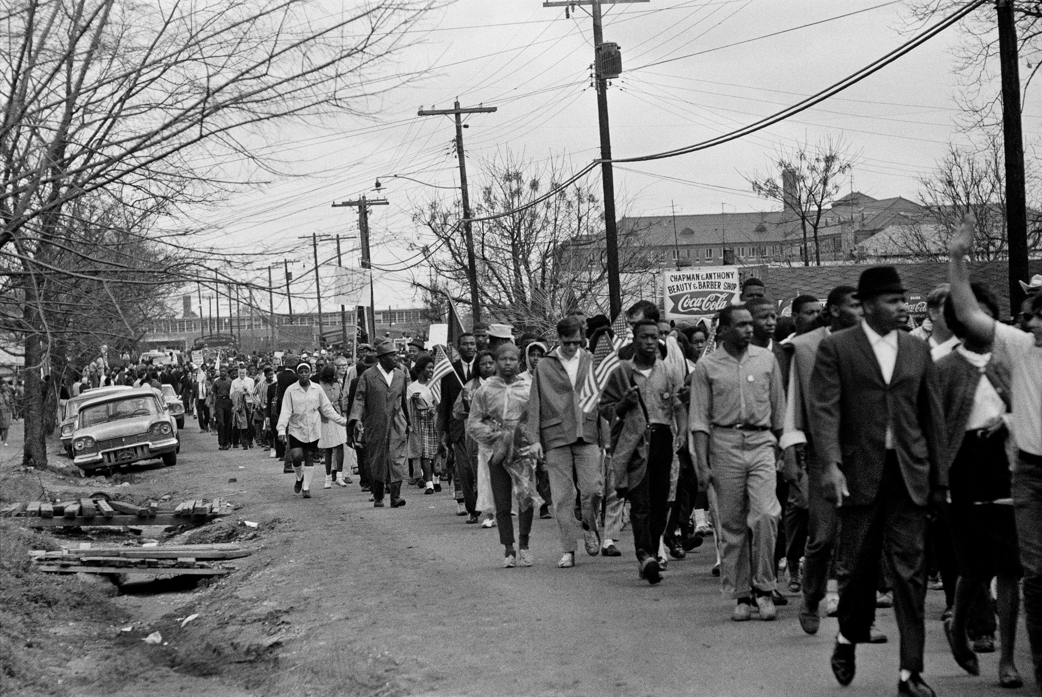 Stephen Somerstein, Marchers on the Jefferson Davis highway on their way to Montgomery, inkjet exhibition print, framed: 22 x 28 in. Collection of the artist. © Stephen Somerstein 