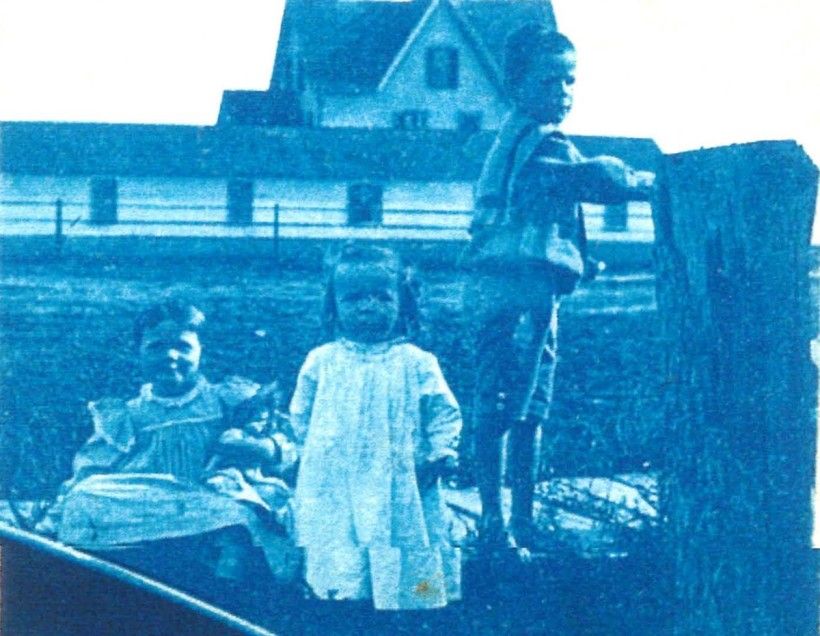 An additional c. 1897-1898 photograph reference copy that Davis obtained from the Pyle family albums. This snapshot of the Poole house backyard shows Pyle’s children Eleanor (1894-1984), Godfrey (1895-1959), and Howard (1891-1965). The originals are in the Frank E. Schoonover Manuscript Collection at the Delaware Art Museum. An additional c. 1897-1898 photograph reference copy that Davis obtained from the Pyle family albums. This snapshot of the Poole house backyard shows Pyle’s children Eleanor (1894-1984), Godfrey (1895-1959), and Howard (1891-1965). The originals are in the Frank E. Schoonover Manuscript Collection at the Delaware Art Museum.