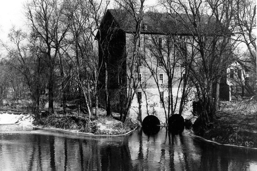 Hoffman’s Mill dam creating a mill race, channeling water towards Hoffman's Mill (now the present day Brandywine Museum of Art) in the late 1800s-early 1900s black and white historic photo of a dam creating a mill race towards a mill