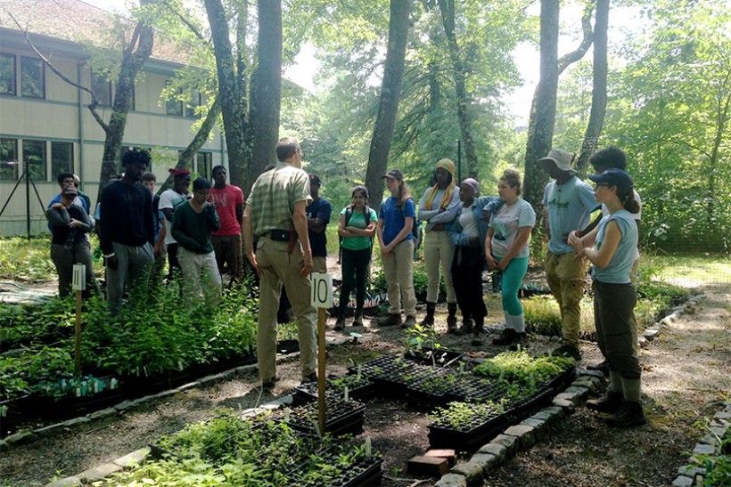 Mark Gormel tells the students about the benefits of using native plants in gardening. ©Anmy Nguyen (The Nature Conservancy)