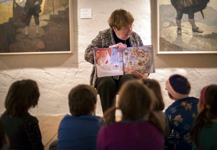 Reading in galleries. Photograph by Carlos Alejandro